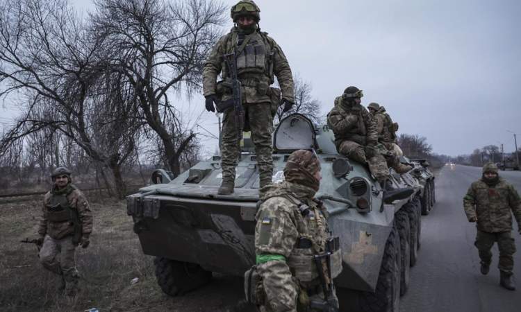 غارات روسية على مدينة في شرق أوكرانيا وزيلينسكي ينشد السلاح